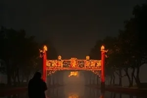零点零一分剧照：深夜街口的红绿灯与空荡斑马线