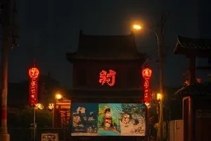 春潮渡口剧照：清晨渡口的木船与升起的薄雾